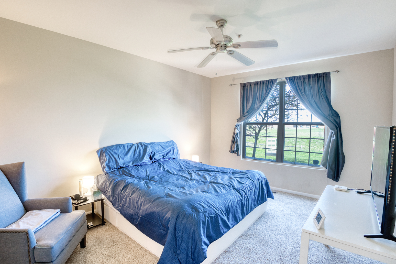 7520 Claridge Drive, Unit H Bridgeview, IL 60455 - Photo 12 of 22 a bedroom with a bed and glass window