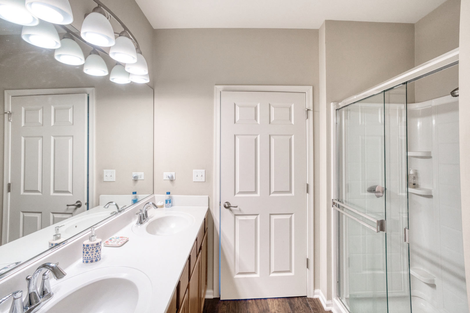 7520 Claridge Drive, Unit H Bridgeview, IL 60455 - Photo 15 of 22 a bathroom with a double vanity sink and a mirror