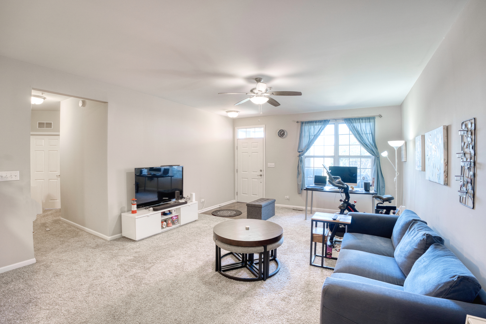 7520 Claridge Drive, Unit H Bridgeview, IL 60455 - Photo 3 of 22 a living room with furniture and a flat screen tv