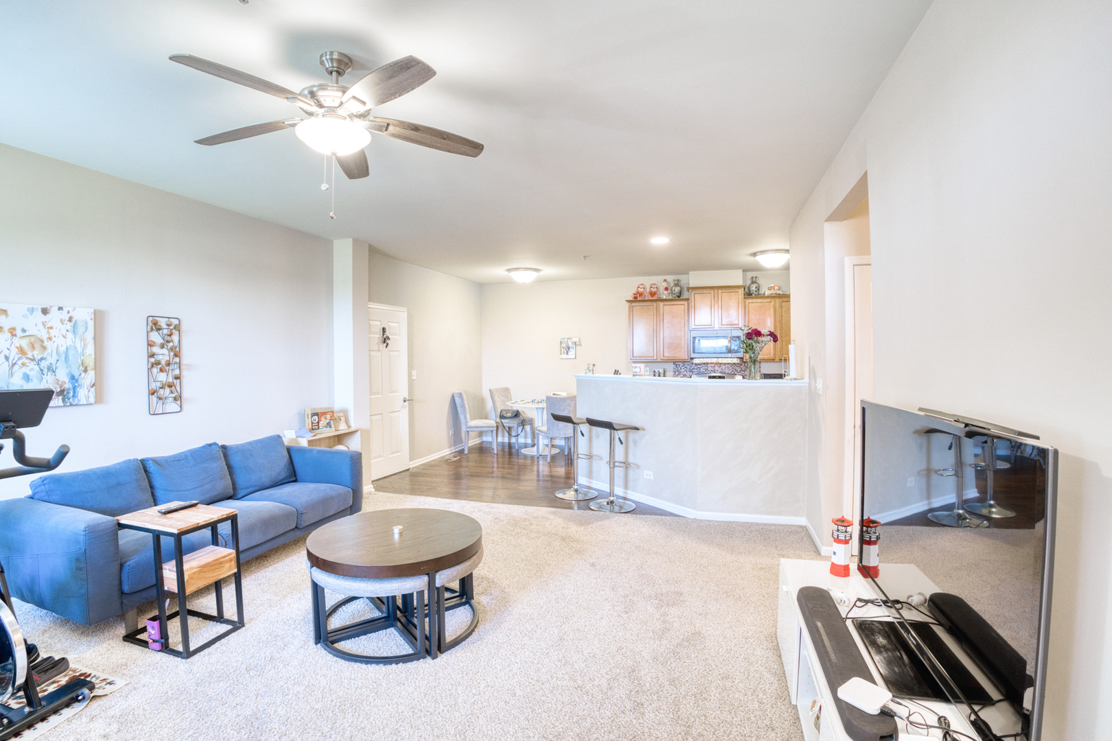 7520 Claridge Drive, Unit H Bridgeview, IL 60455 - Photo 6 of 22 a living room with furniture a table and kitchen view