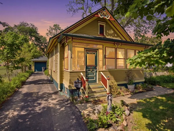 a view of a house with backyard