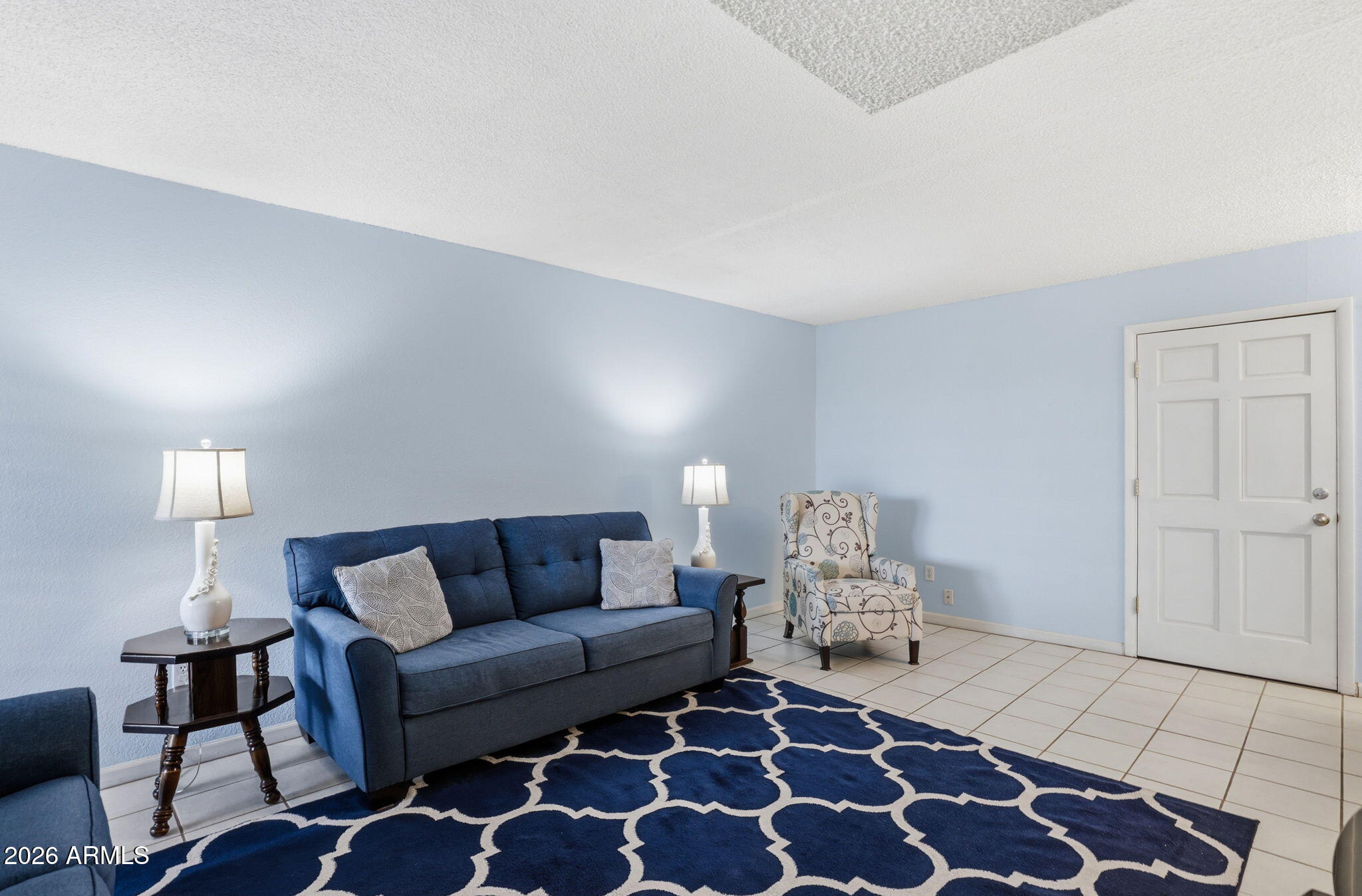 4950 North Miller Road, Unit 339 Scottsdale, AZ 85251 - Photo 12 of 28 a living room with furniture and a lamp