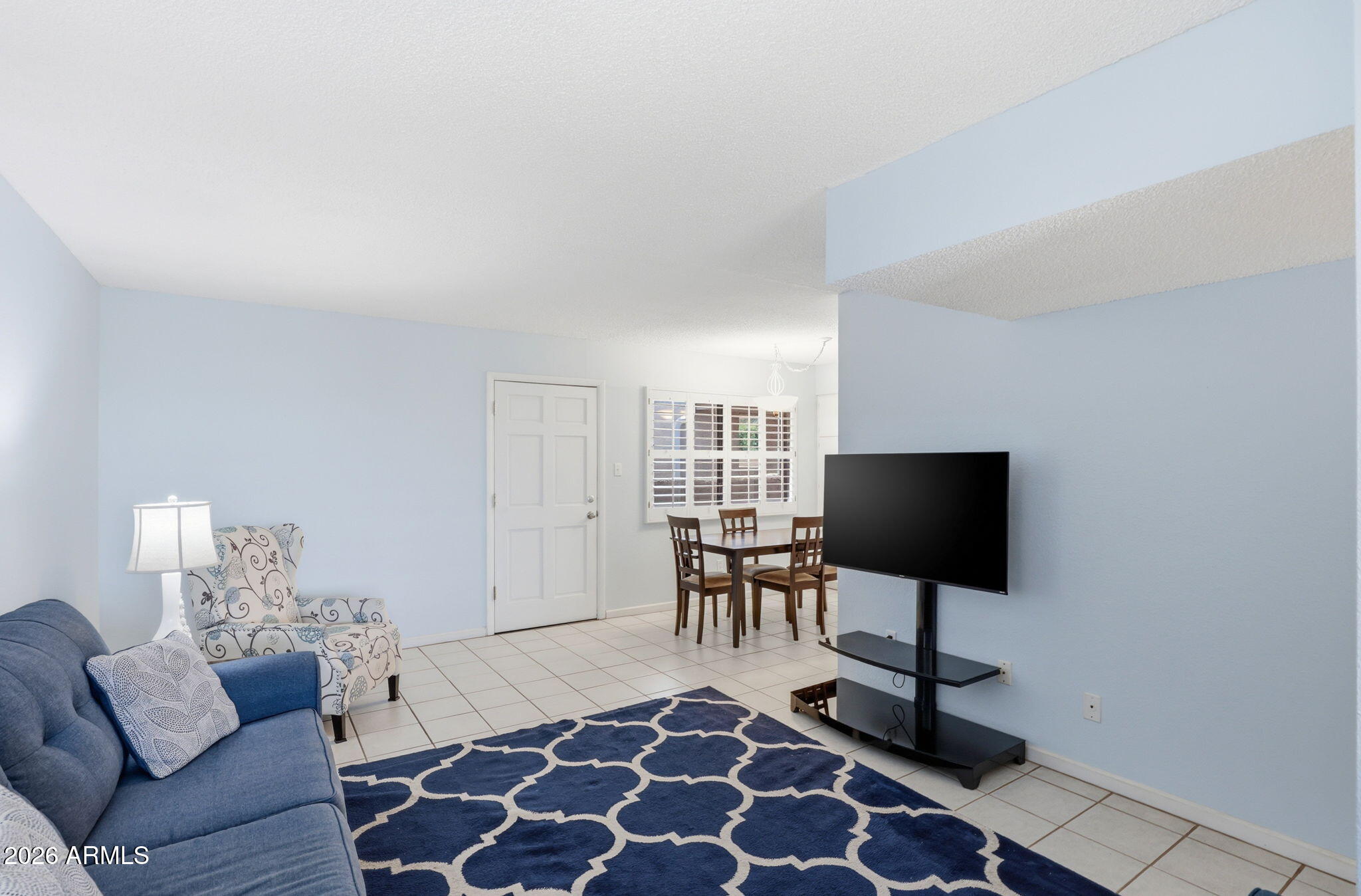 4950 North Miller Road, Unit 339 Scottsdale, AZ 85251 - Photo 13 of 28 a living room with furniture and a lamp