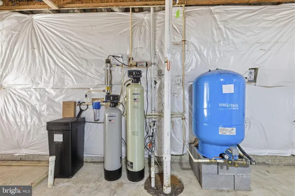 a view of backyard of the house