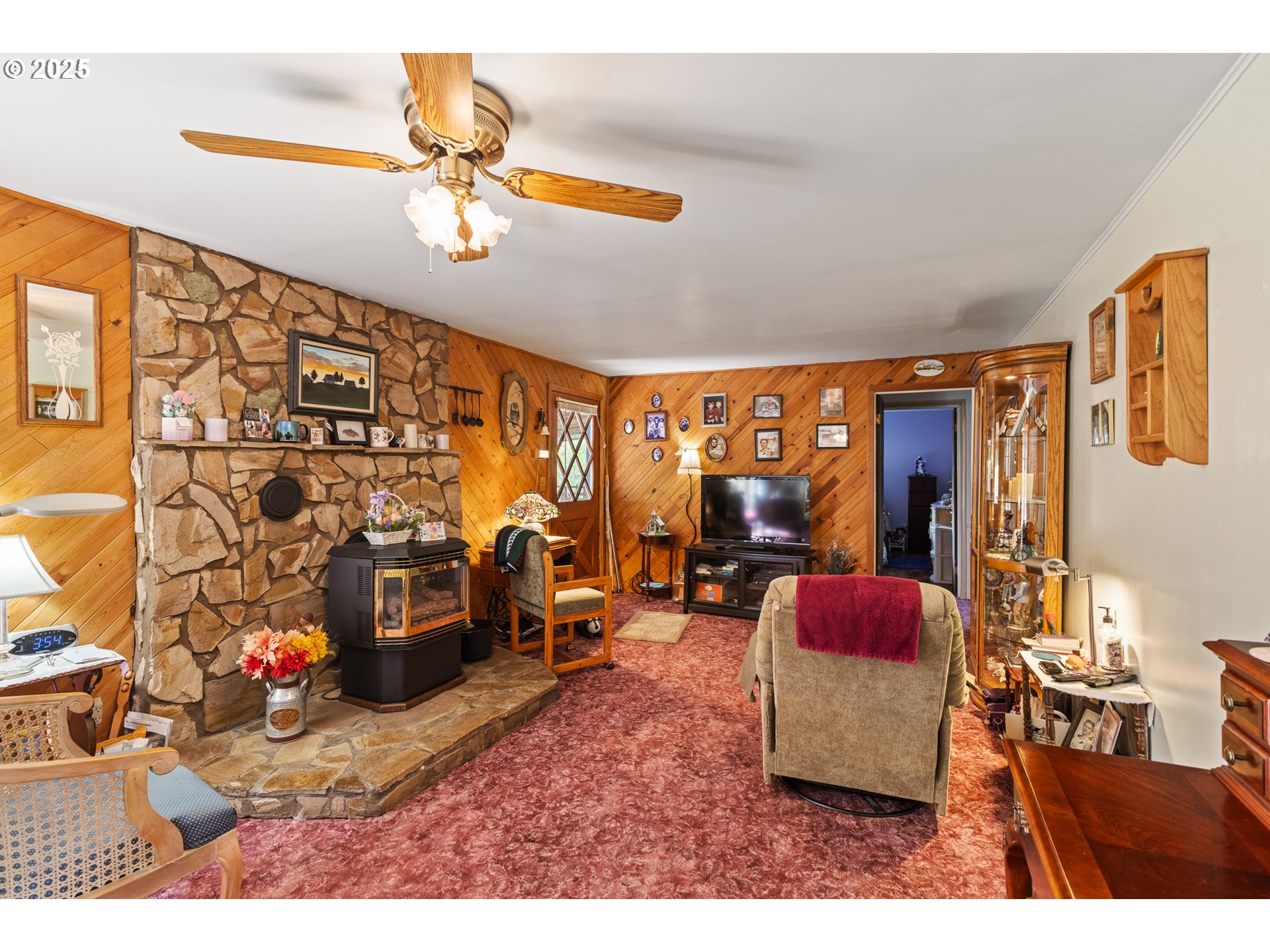 51320 Myrtle Creek Road Myrtle Point, OR 97458 - Photo 21 of 44 a living room with furniture and a flat screen tv