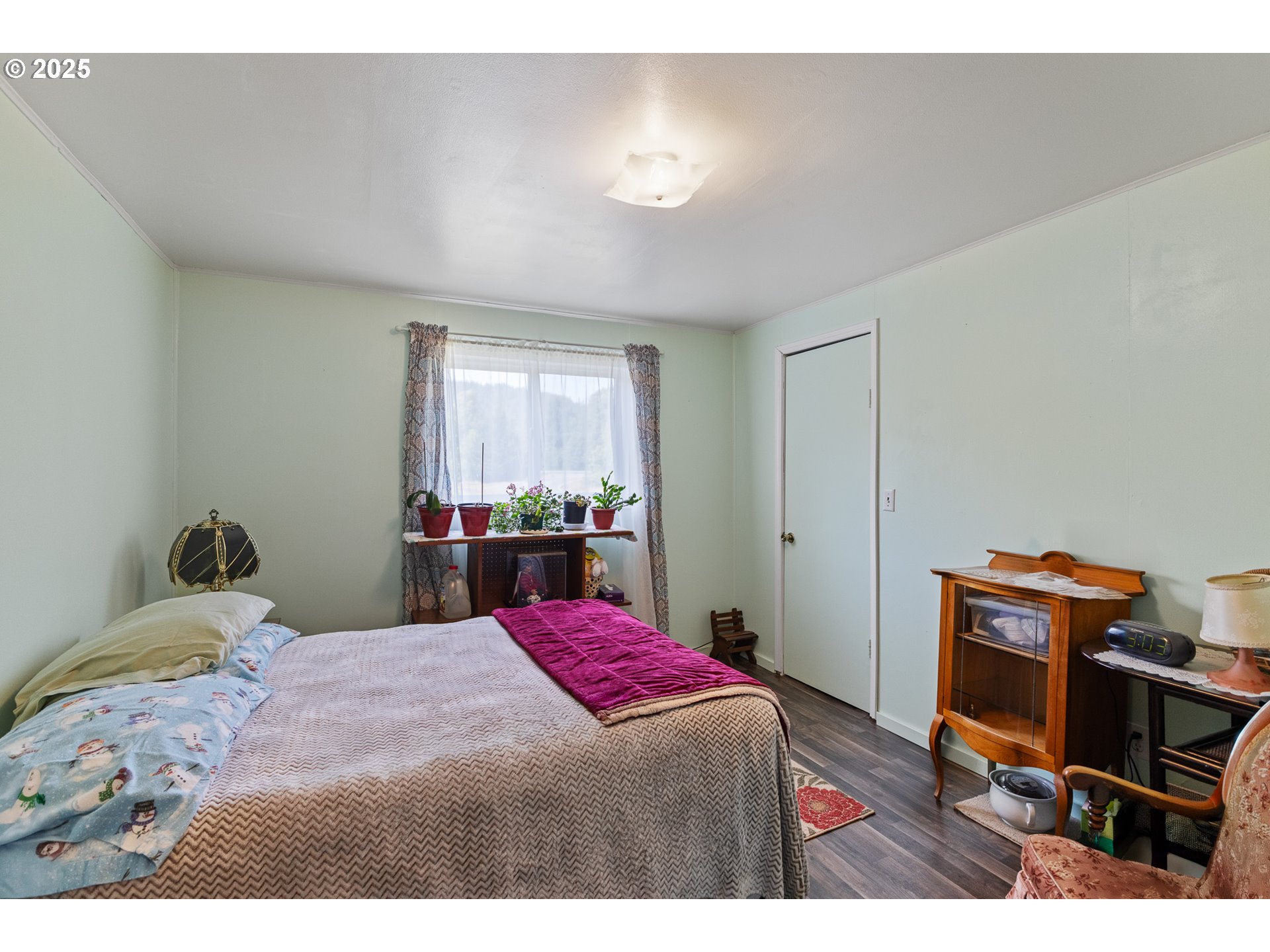 51320 Myrtle Creek Road Myrtle Point, OR 97458 - Photo 27 of 44 a bedroom with a bed and a desk