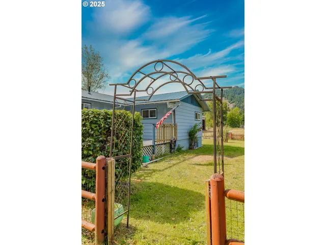 $375,000 | 51320 Myrtle Creek Road, Myrtle Point, OR 97458