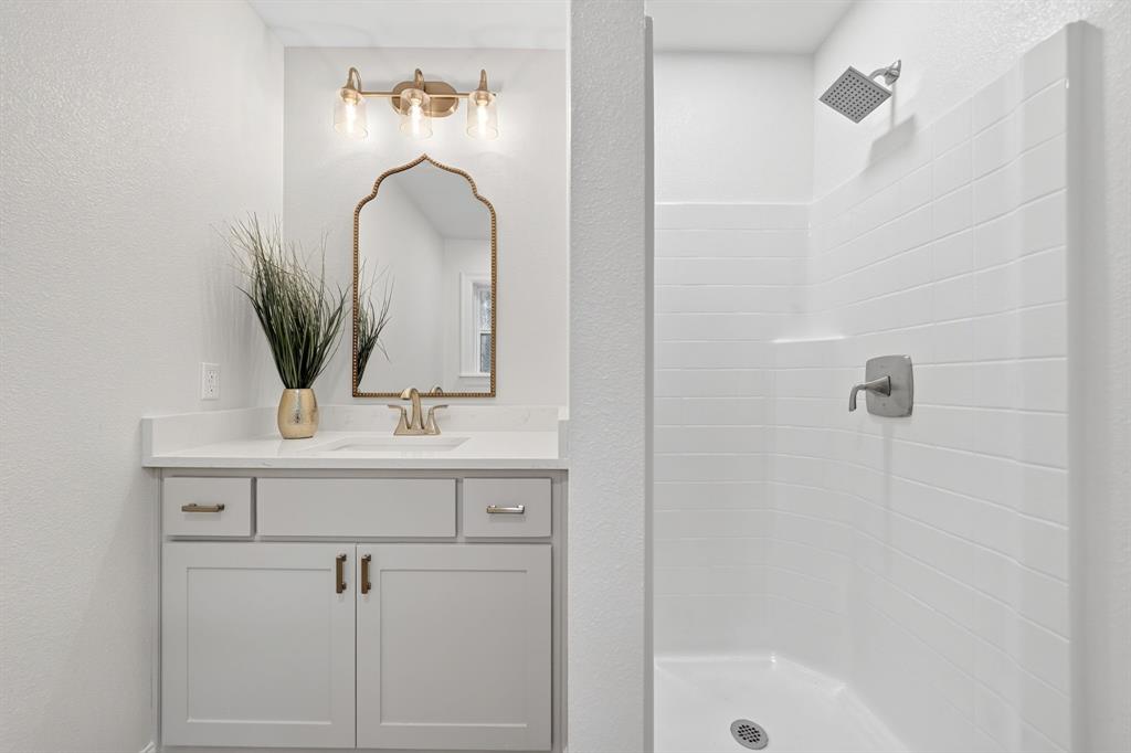 608 Bunny Rabbit Road Athens, TX 75751 - Photo 20 of 33 Bathroom