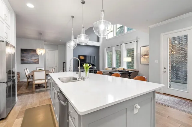 a large kitchen with kitchen island a large island in it