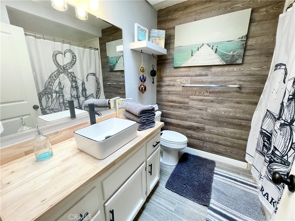 3332 Shamrock Avenue Merced, CA 95340 - Photo 21 of 35 a bathroom with a sink a toilet and shower