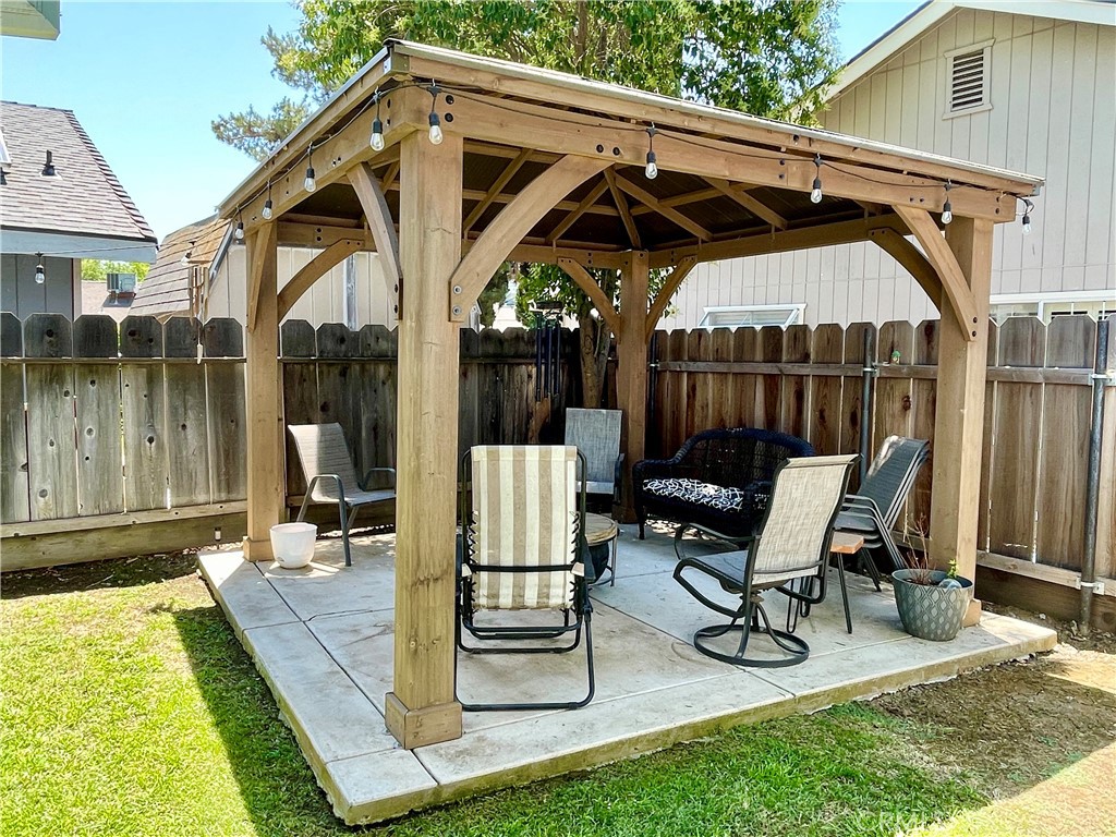 3332 Shamrock Avenue Merced, CA 95340 - Photo 29 of 35 a building outdoor space with patio furniture and potted plants