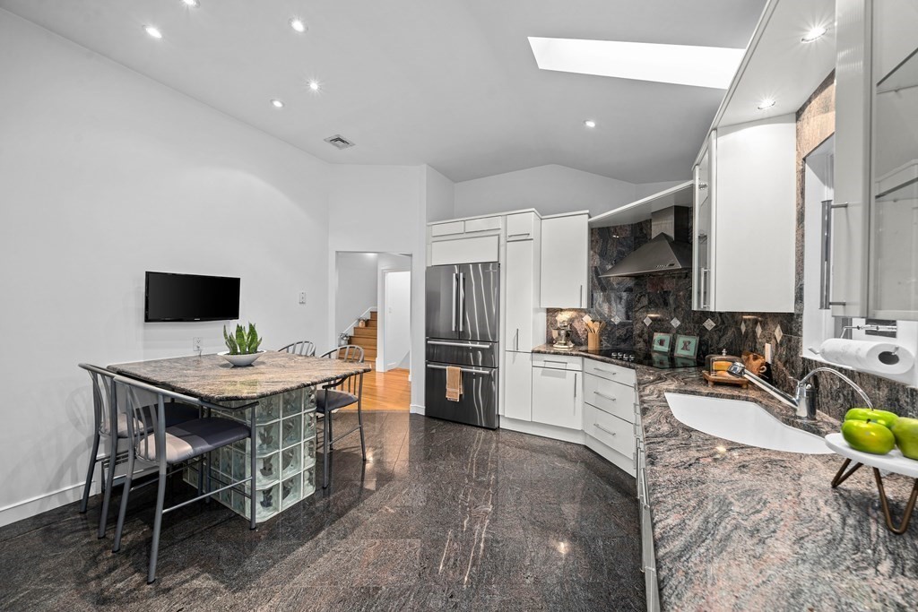 148 Cynthia Road Newton, MA 02459 - Photo 11 of 41