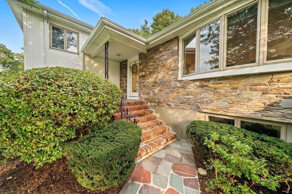 148 Cynthia Road Newton, MA 02459 - Photo 3 of 41