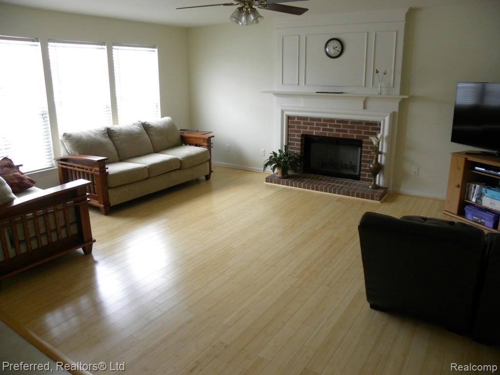 462 Springfield Drive Canton, MI 48188 - Photo 11 of 22 Family Room.jpg