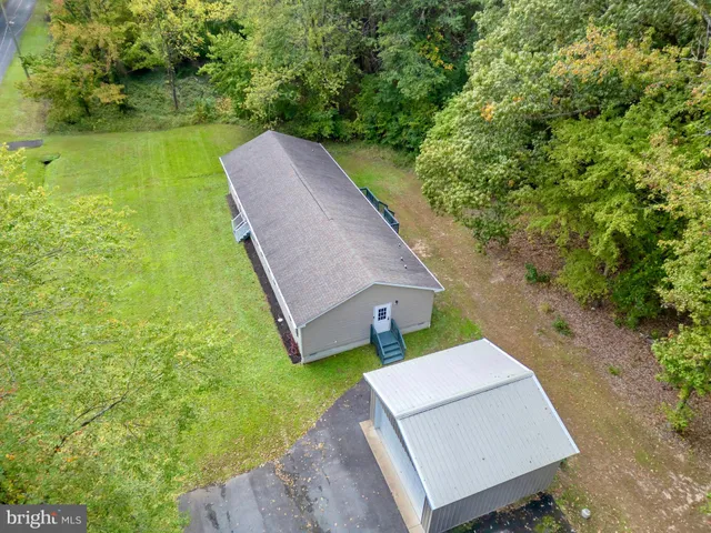 a view of a yard in front of house