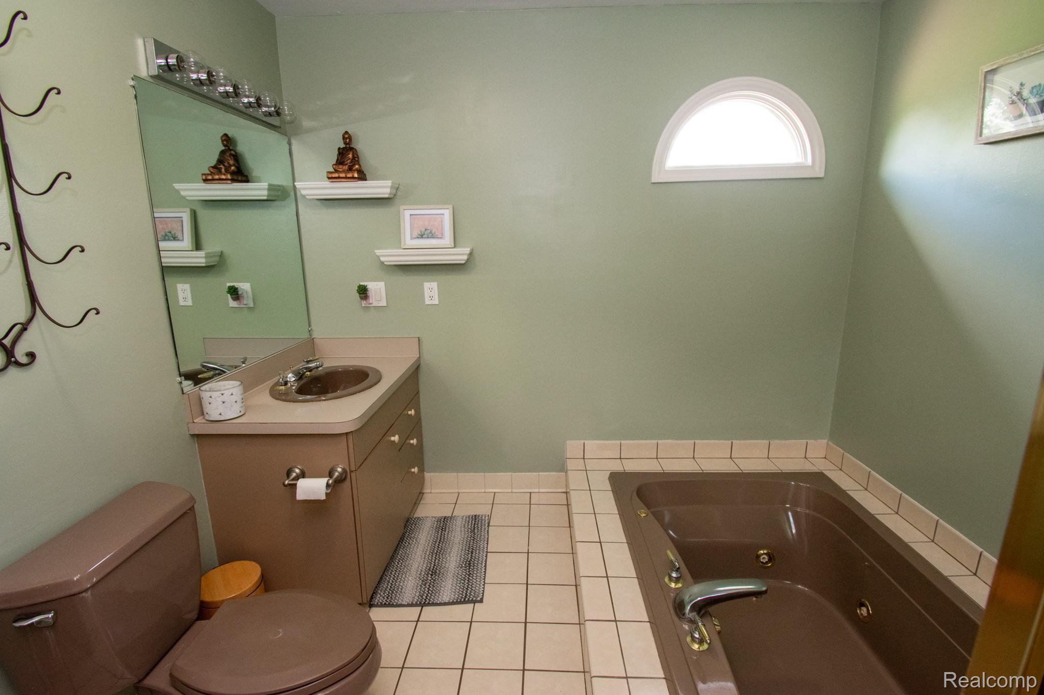 2835 Norton Lawn Street Rochester, MI 48307 - Photo 23 of 38 Master Bathroom.jpg