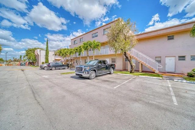 $2,400 | 840 Southwest 105th Avenue, Unit 318, Miami, FL 33174