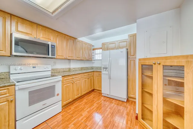 $2,400 | 840 Southwest 105th Avenue, Unit 318, Miami, FL 33174