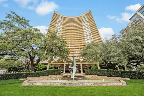 a view of building with yard