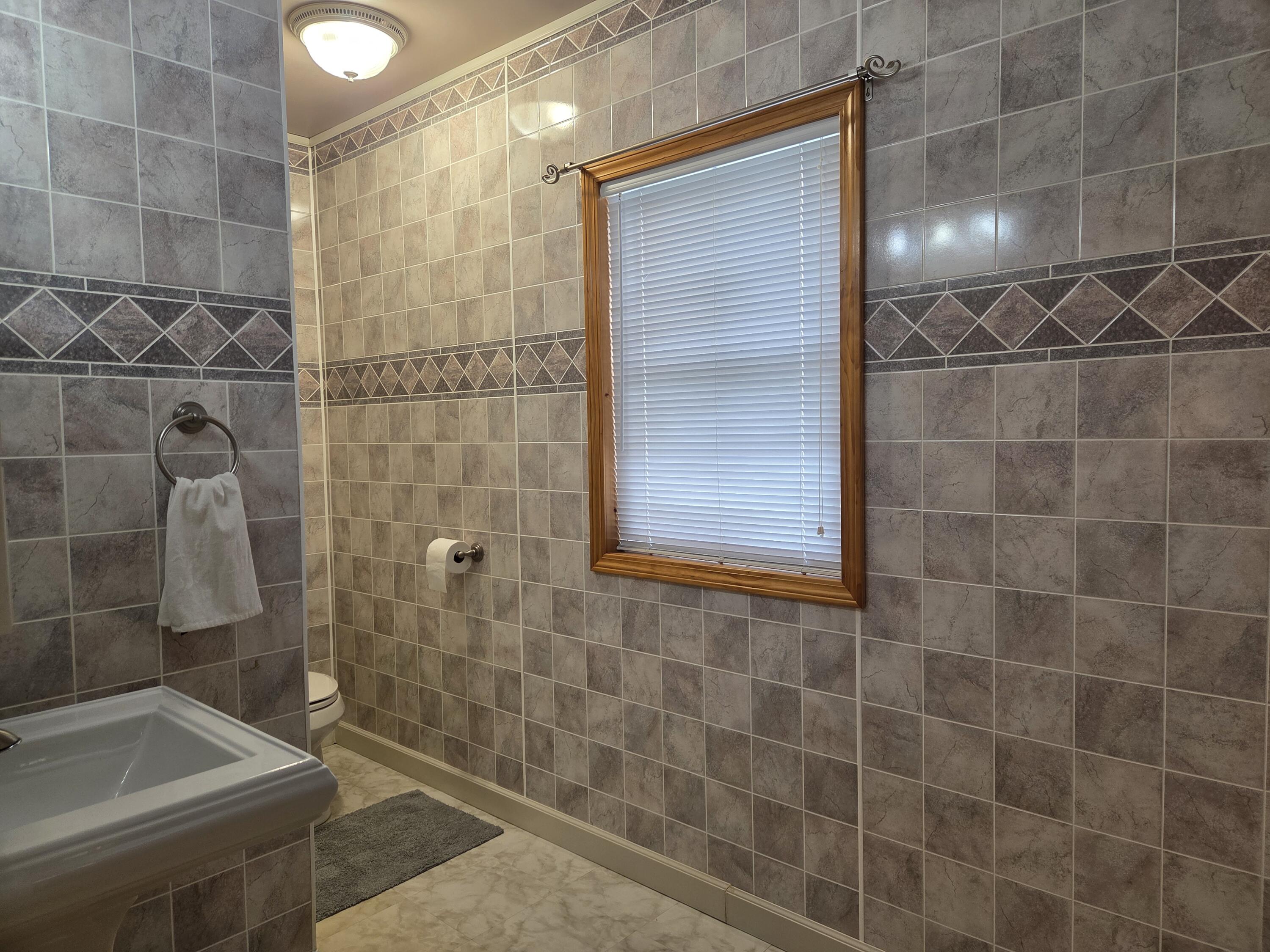 232 Bender Street Jackson, MI 49201 - Photo 15 of 31 2nd story bathroom