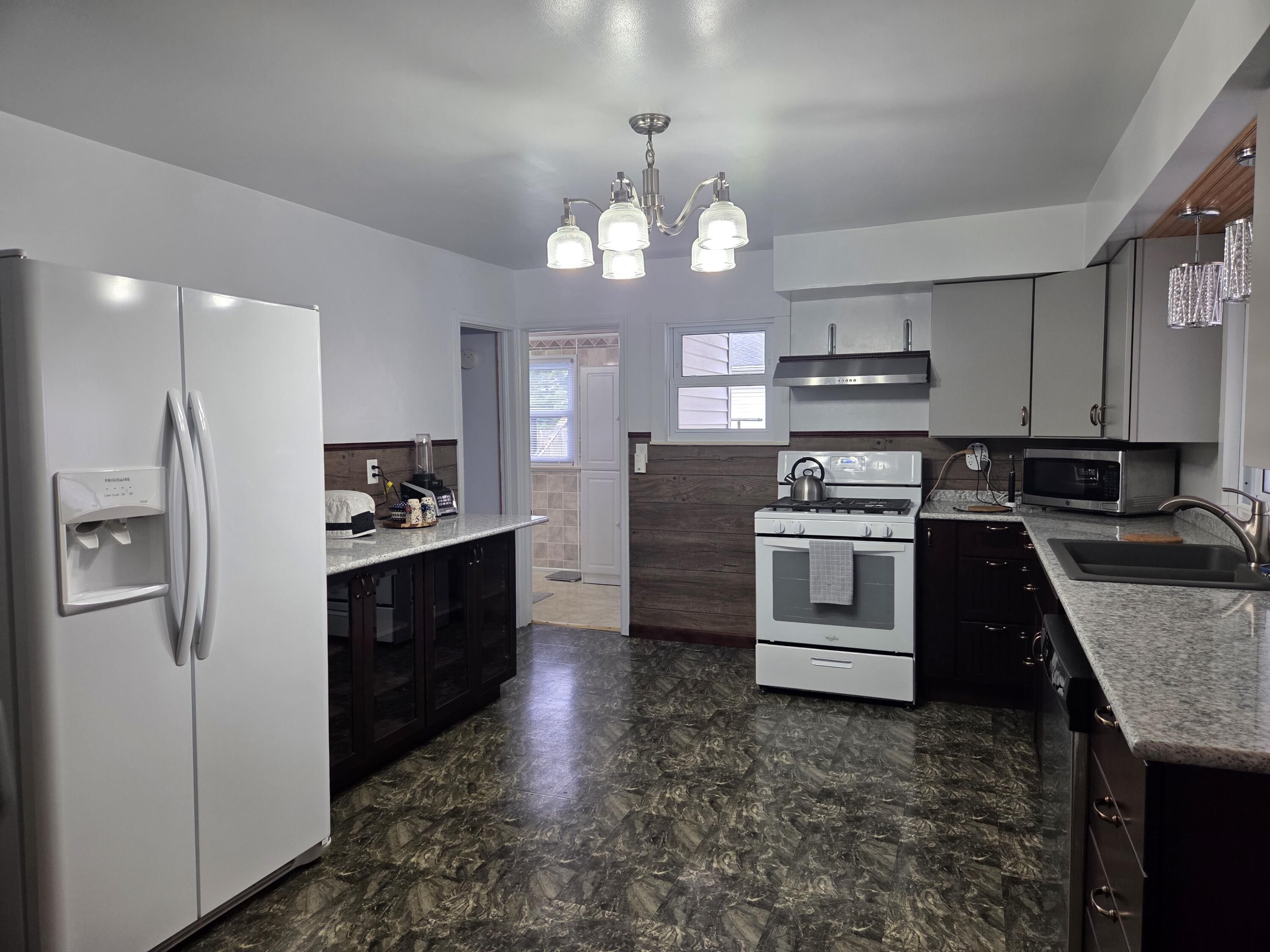 232 Bender Street Jackson, MI 49201 - Photo 2 of 31 Kitchen