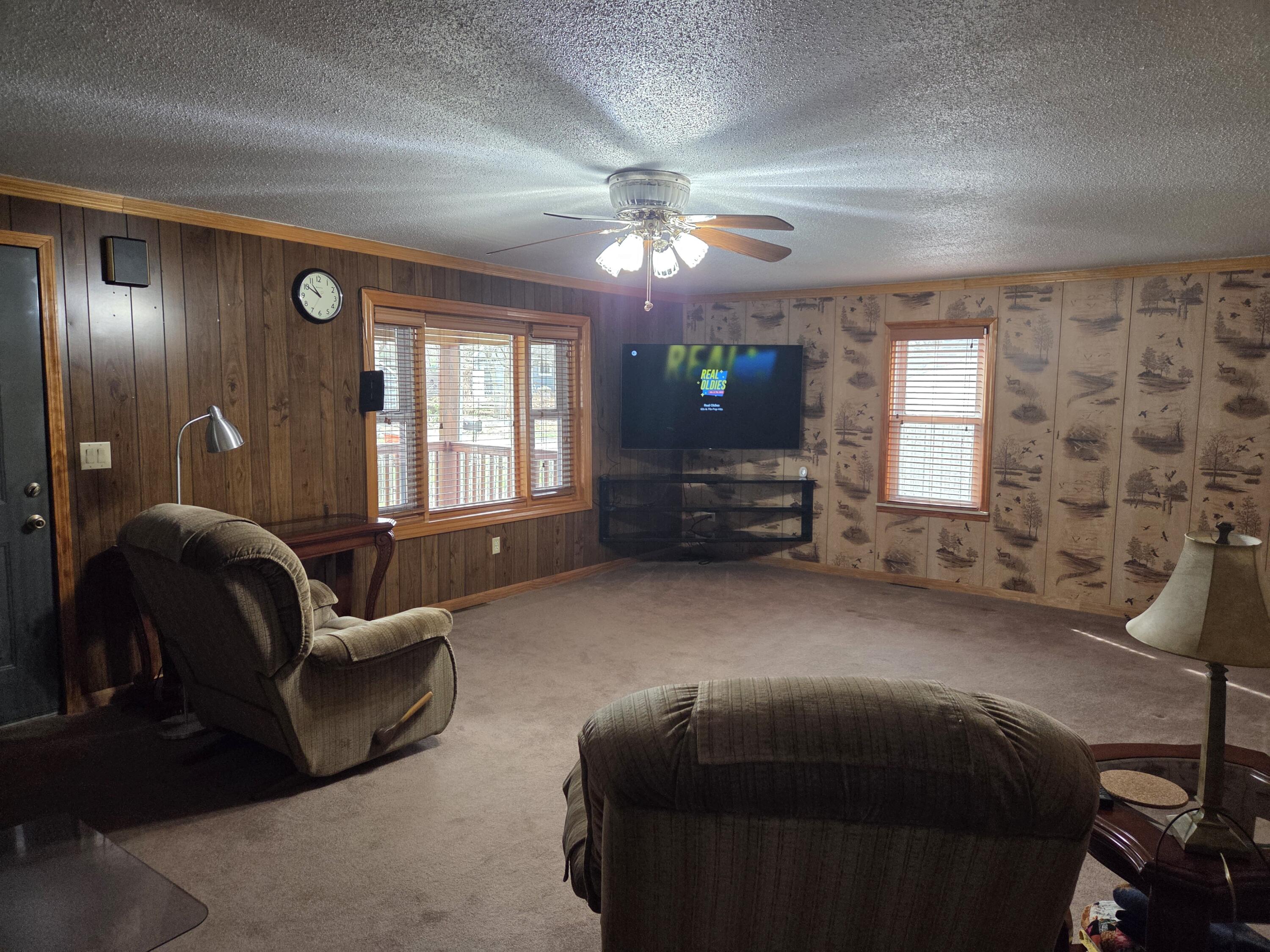 232 Bender Street Jackson, MI 49201 - Photo 4 of 31 Living Room