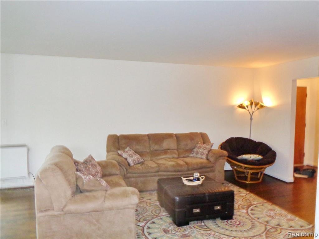 4049 West Maple Road, Unit 105 Bloomfield Hills, MI 48301 - Photo 5 of 14 4049 W Maple_05.JPG