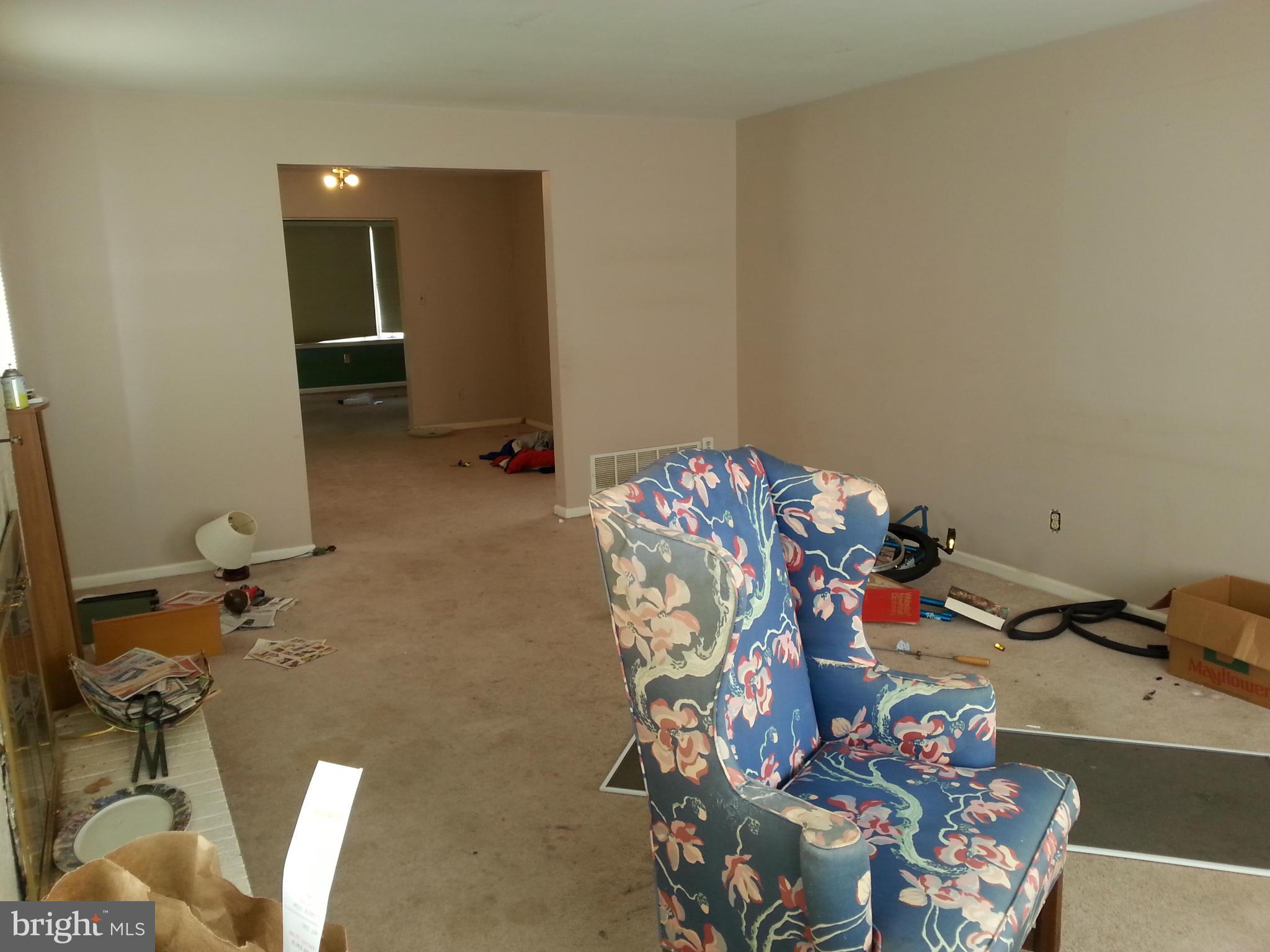 4404 Lobelia Road Baltimore, MD 21236 - Photo 4 of 17 Living Room