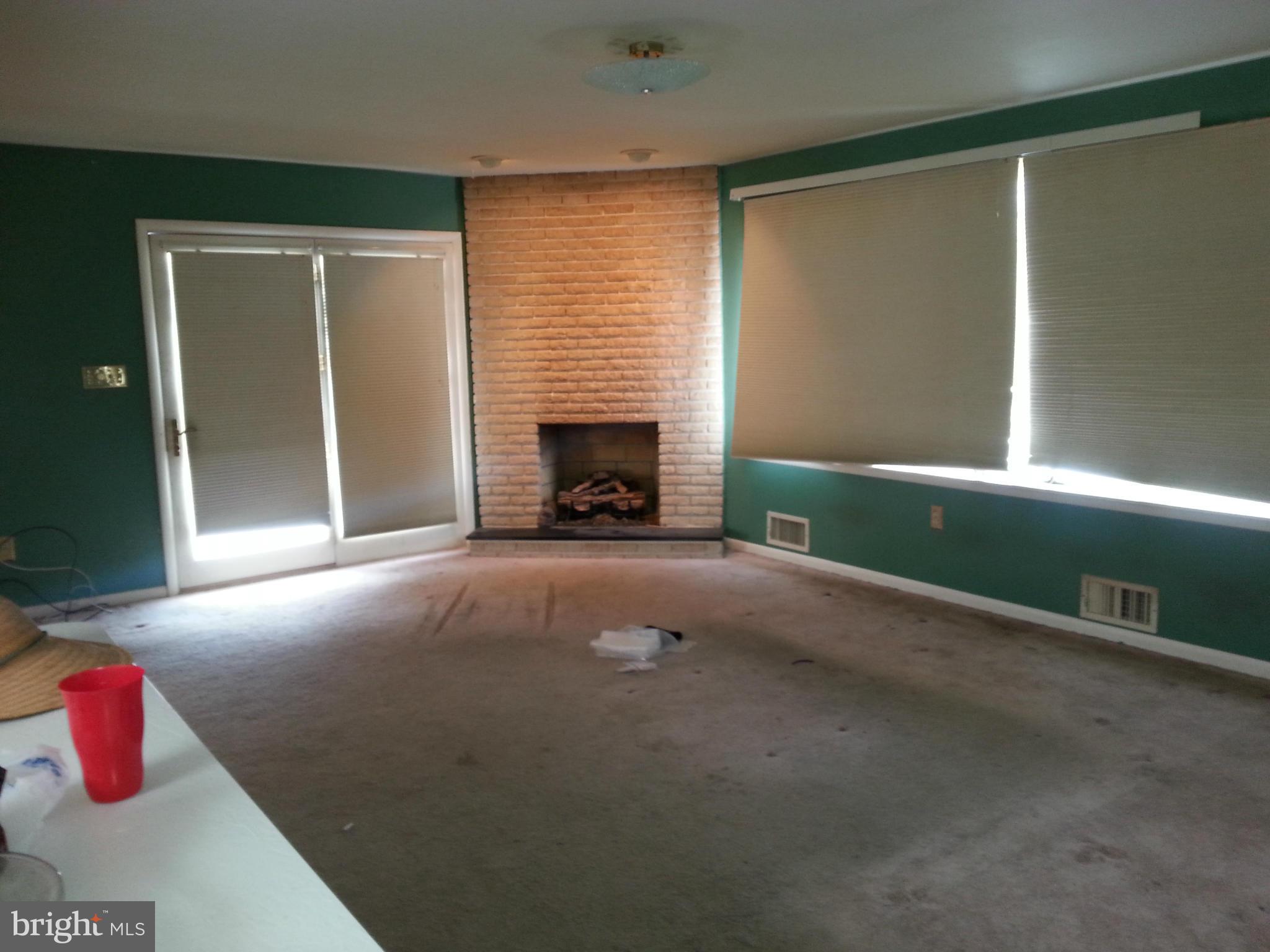 4404 Lobelia Road Baltimore, MD 21236 - Photo 6 of 17 Living Room