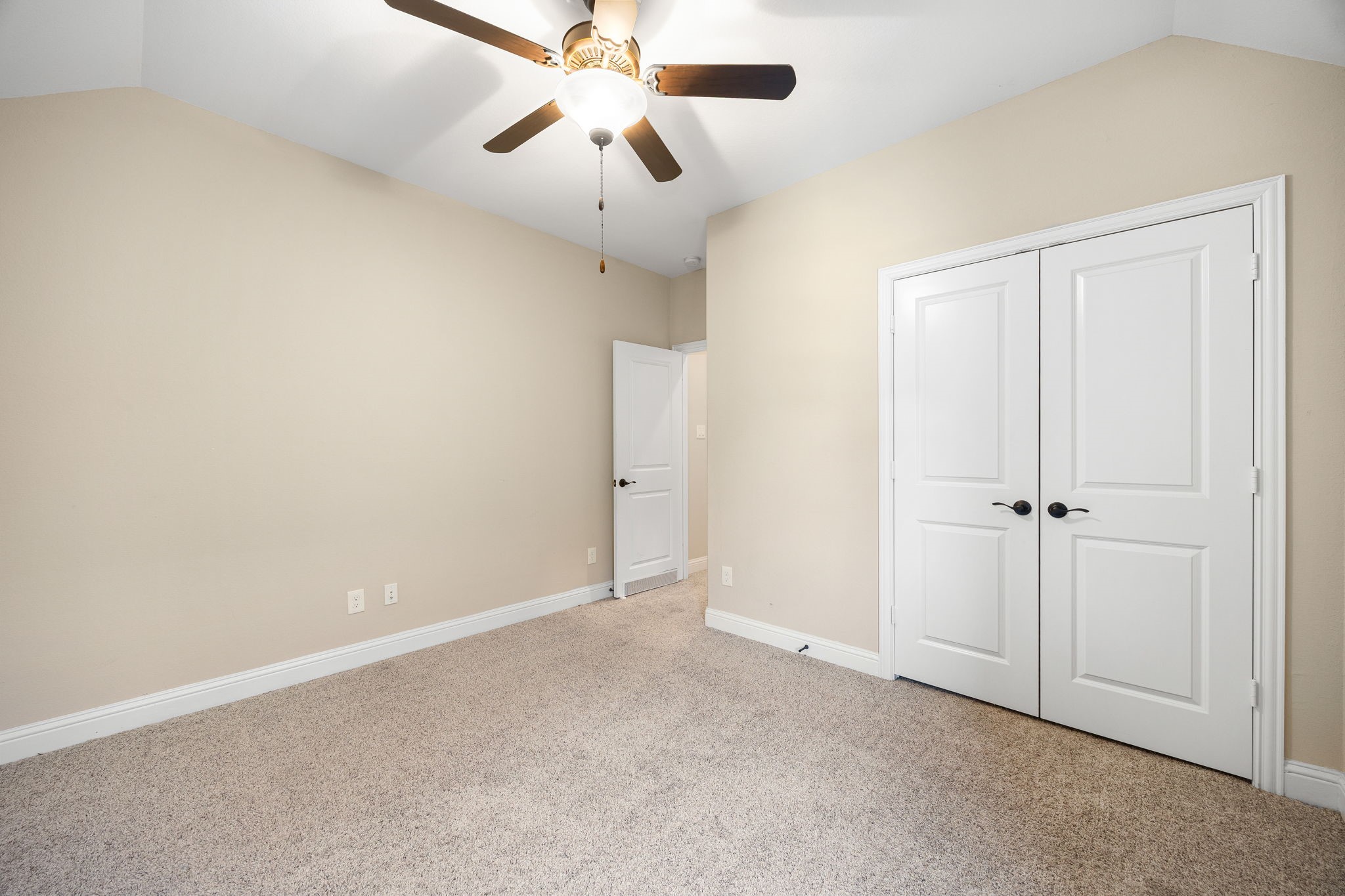 4225 Grand Oaks Wind Spring, TX 77386 - Photo 29 of 40 an empty room with closet and a chandelier fan