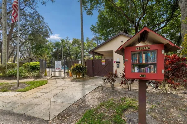 a view of a backyard