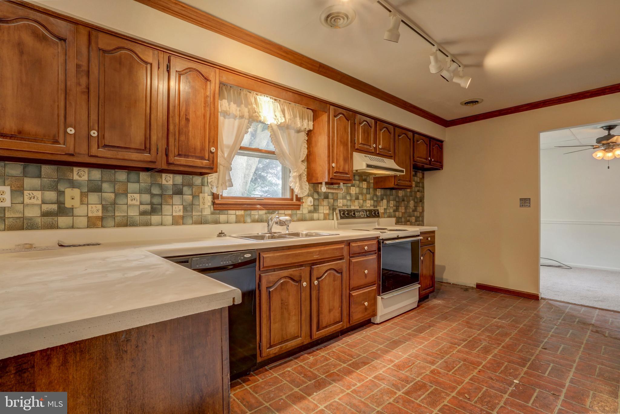 1 Thomas Road Lancaster, PA 17602 - Photo 8 of 24 Kitchen