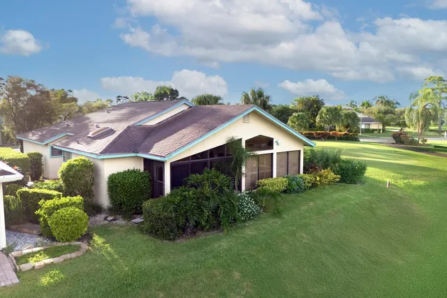 a view of a front of house with a yard