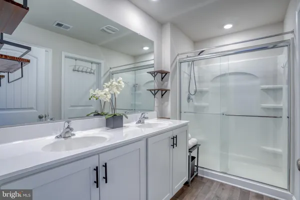 a picture of a room with a floor plan