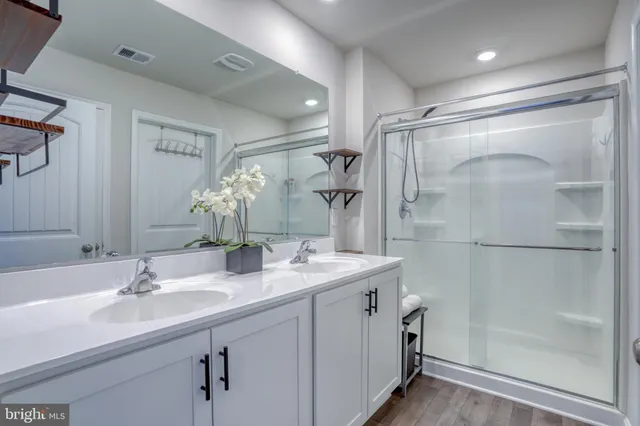 a picture of a room with a floor plan