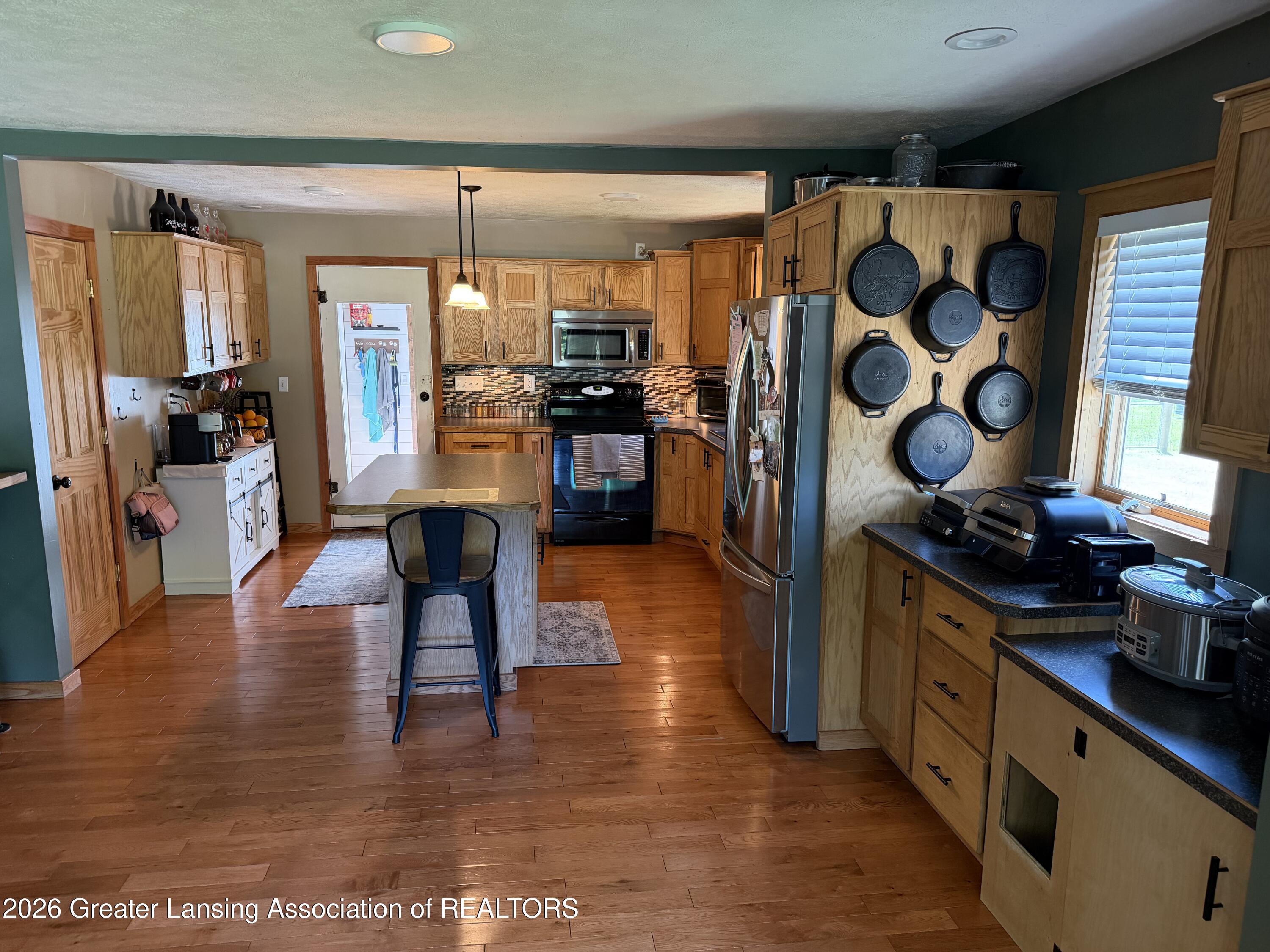 5429 South Waverly Road Lansing, MI 48911 - Photo 6 of 39 IMG_1370