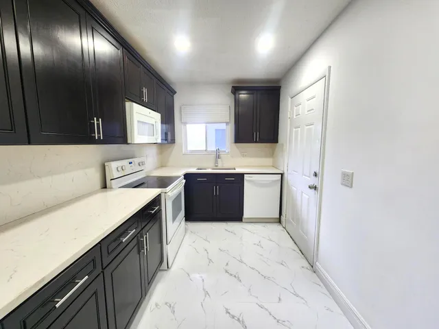 $1,900 | 1410 South Federal Highway, Unit 207, Lake Worth Beach, FL 33460