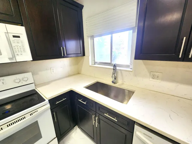 $1,900 | 1410 South Federal Highway, Unit 207, Lake Worth Beach, FL 33460