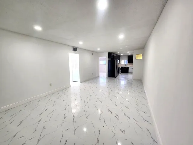 $1,900 | 1410 South Federal Highway, Unit 207, Lake Worth Beach, FL 33460