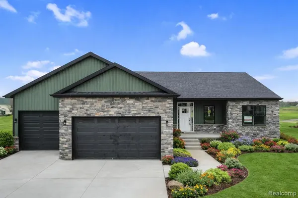 $439,900 | 8451 Woodridge Drive, Davison, MI 48423