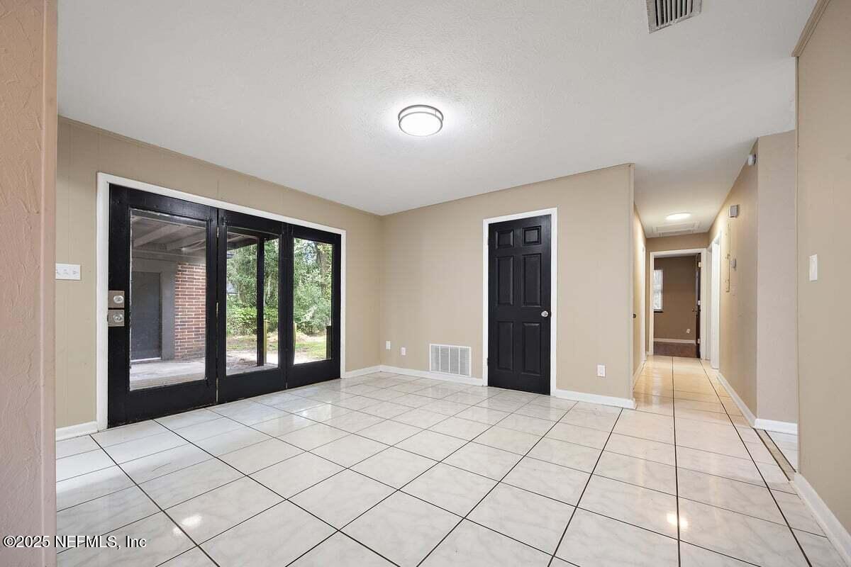 252 Spring Forest Avenue Jacksonville, FL 32216 - Photo 6 of 17 Breakfast Area