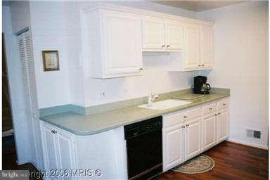 8102 Kings Point Court Springfield, VA 22153 - Photo 11 of 29 Kitchen