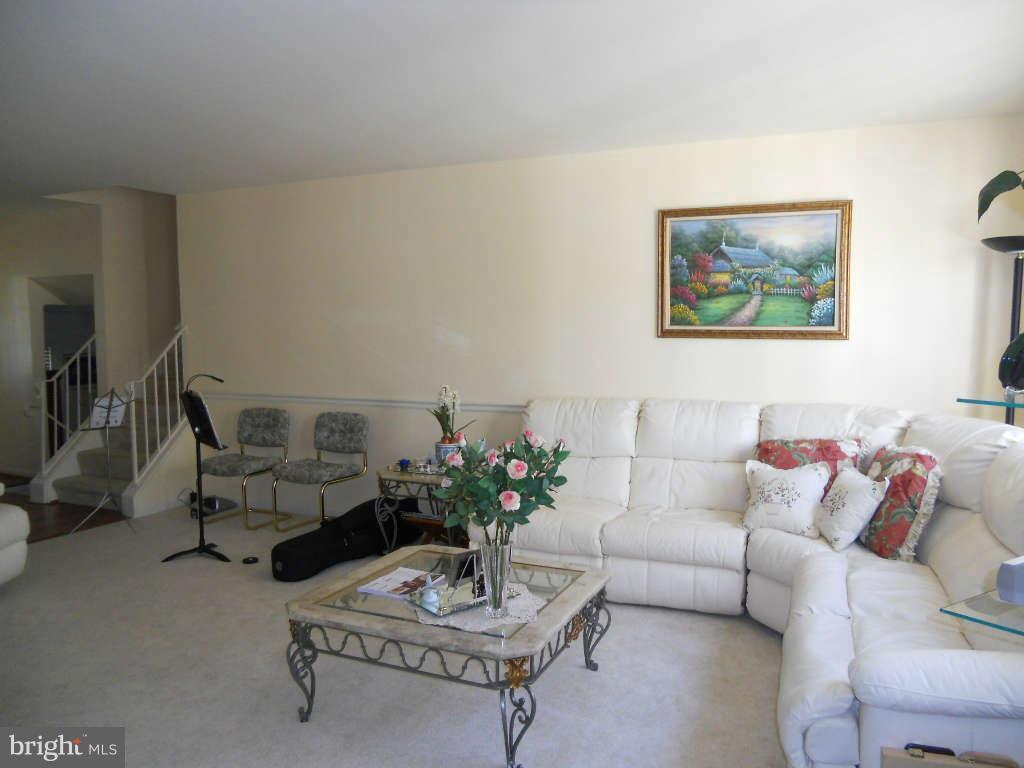 8102 Kings Point Court Springfield, VA 22153 - Photo 7 of 29 Living Room