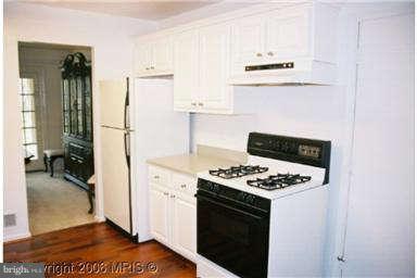 8102 Kings Point Court Springfield, VA 22153 - Photo 10 of 29 Kitchen