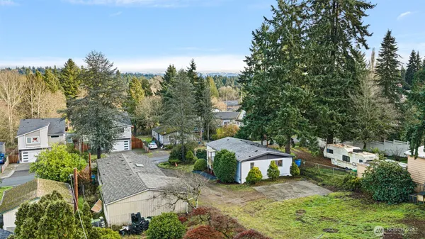 a view of a house with backyard and trees