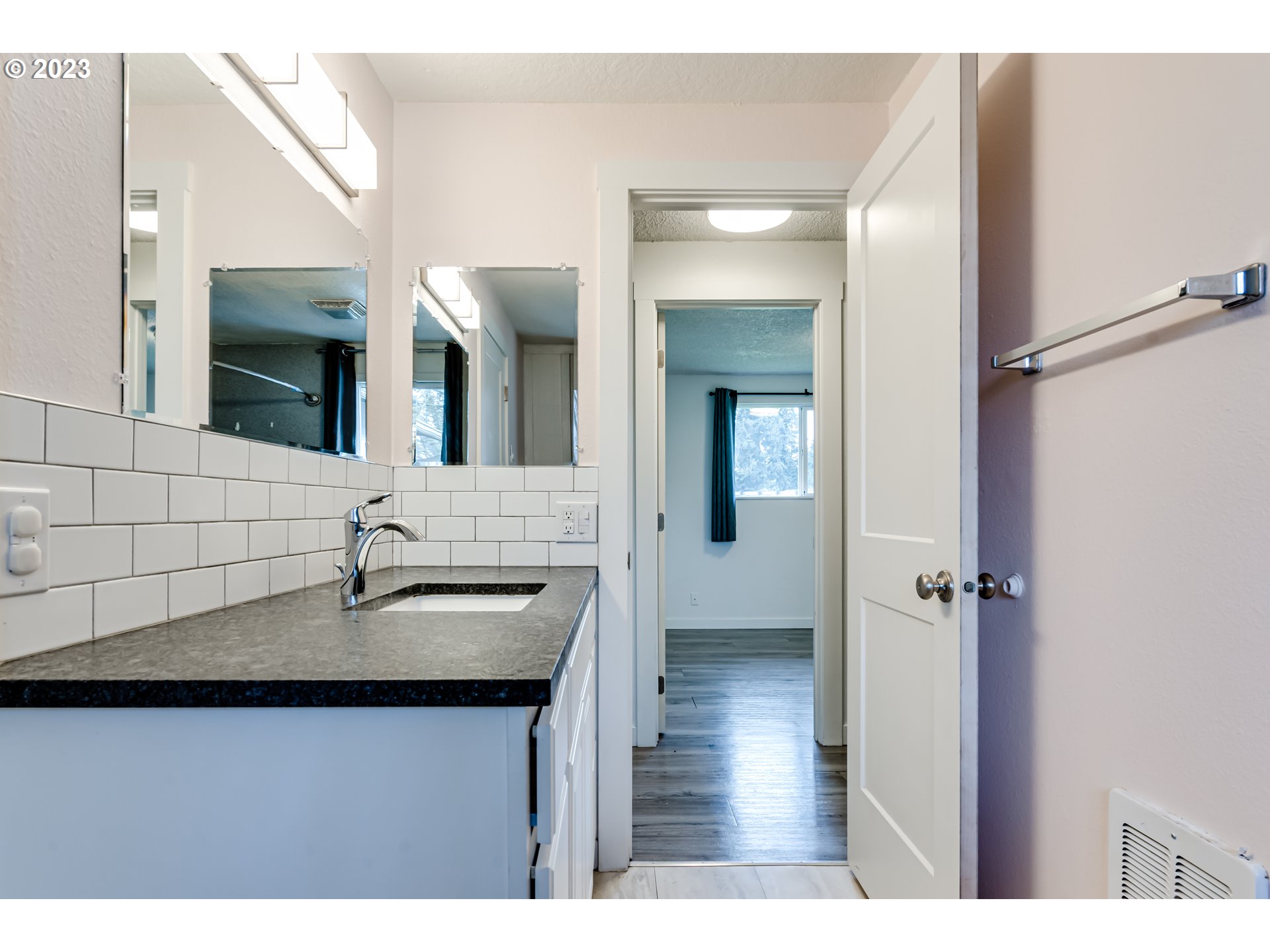 816 54th Place Springfield, OR 97478 - Photo 15 of 21 Bathroom
