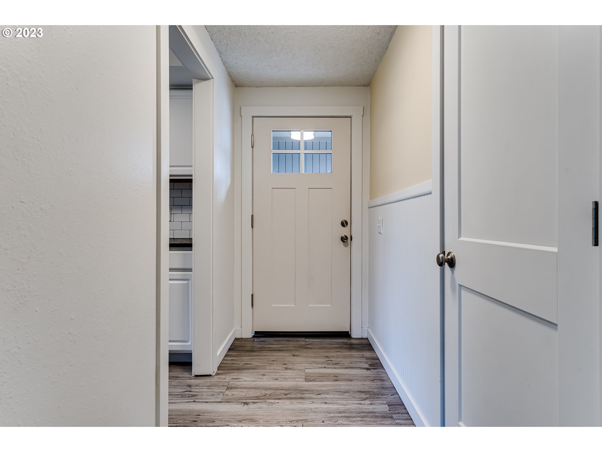 816 54th Place Springfield, OR 97478 - Photo 2 of 21 Entrance/Foyer