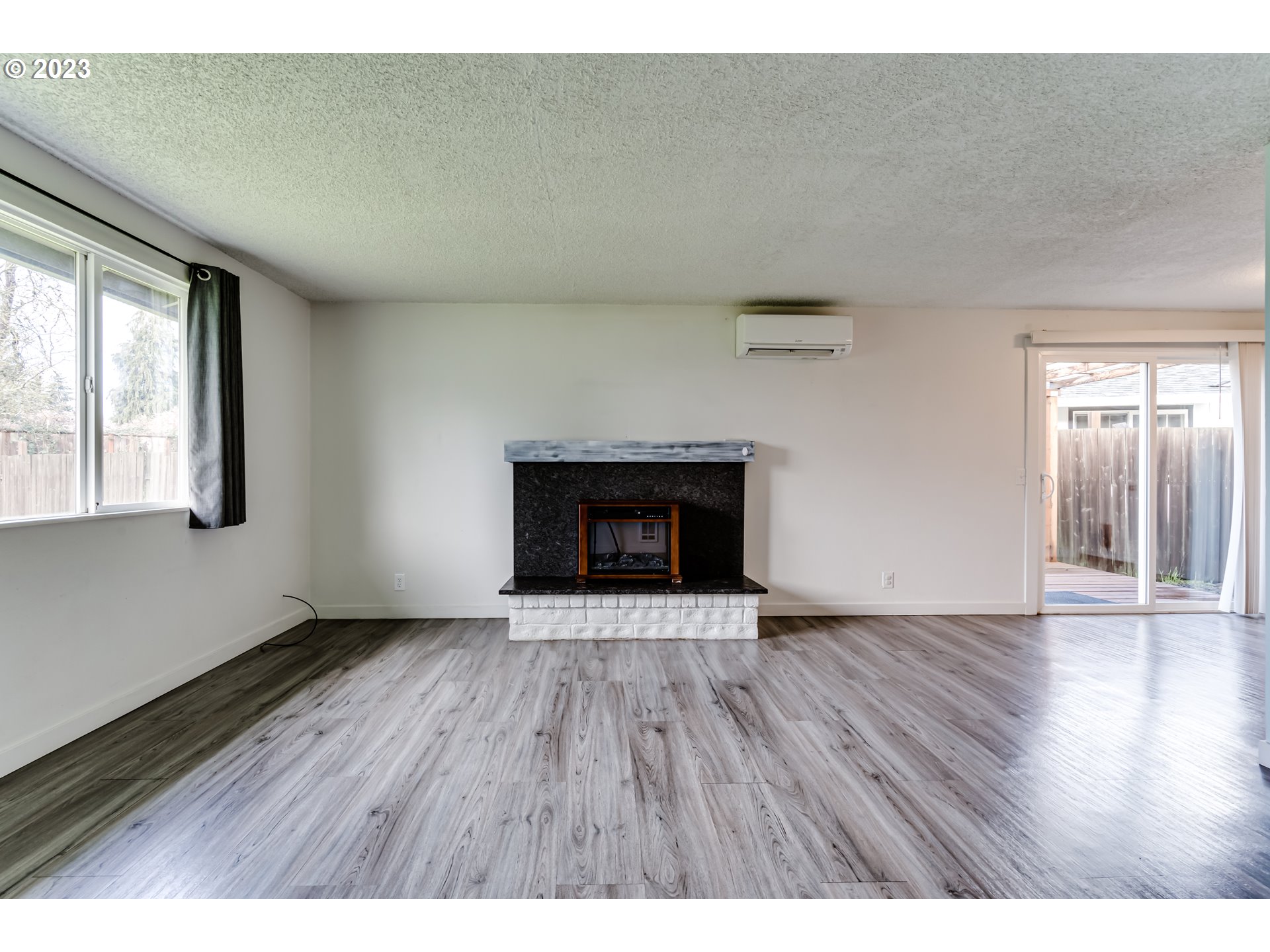 816 54th Place Springfield, OR 97478 - Photo 3 of 21 Living Room