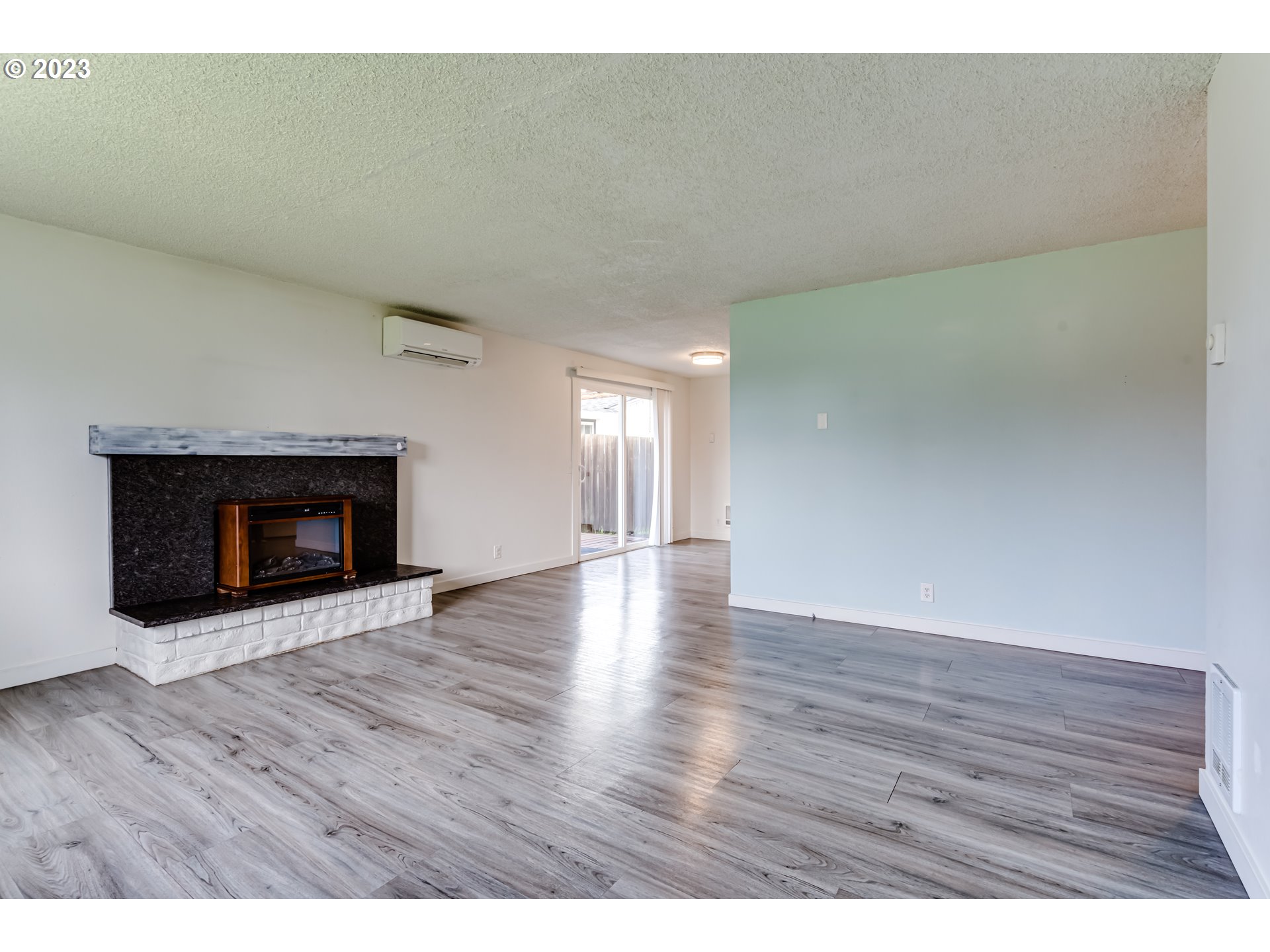 816 54th Place Springfield, OR 97478 - Photo 4 of 21 Living Room