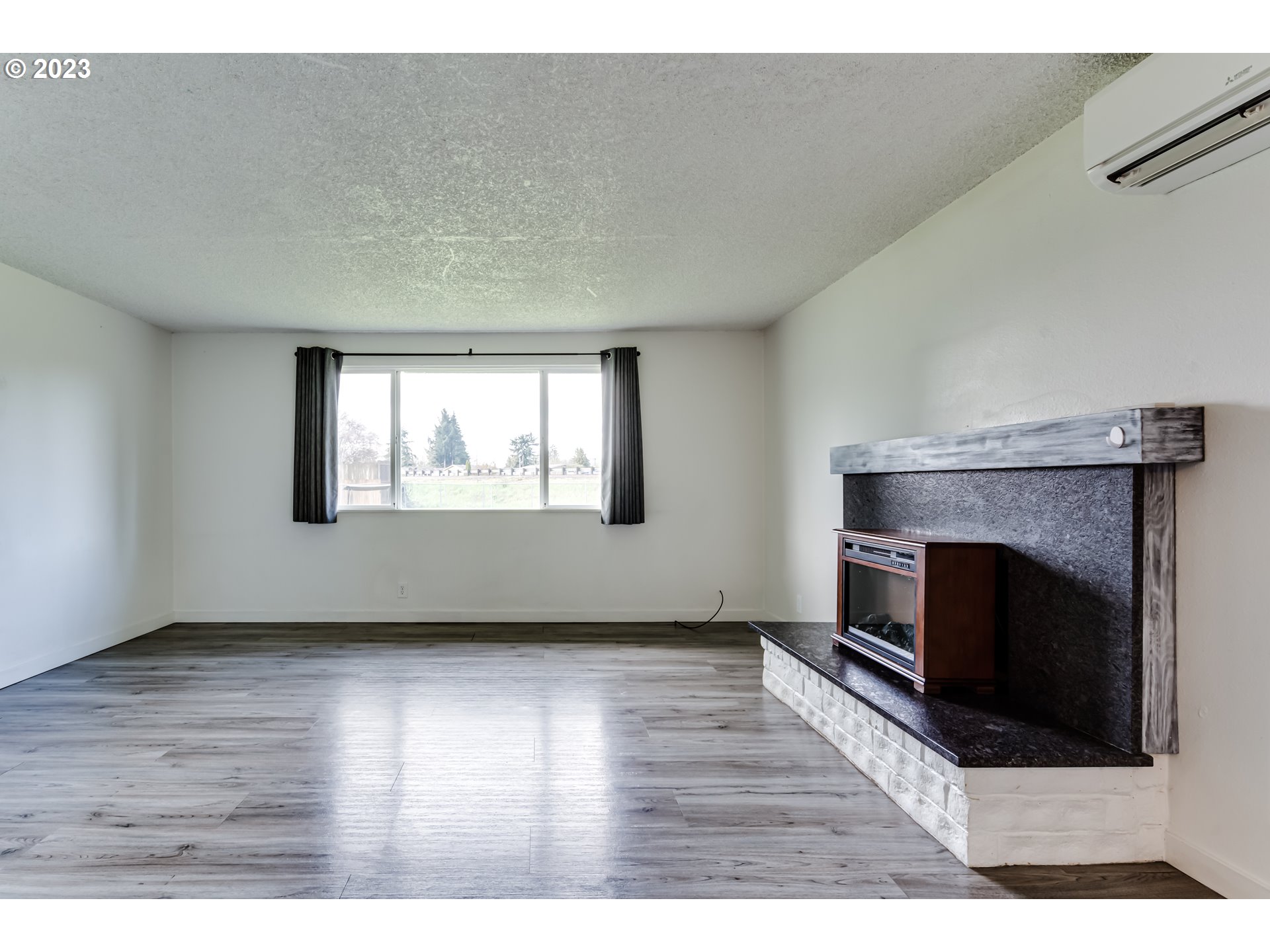 816 54th Place Springfield, OR 97478 - Photo 5 of 21 Living Room